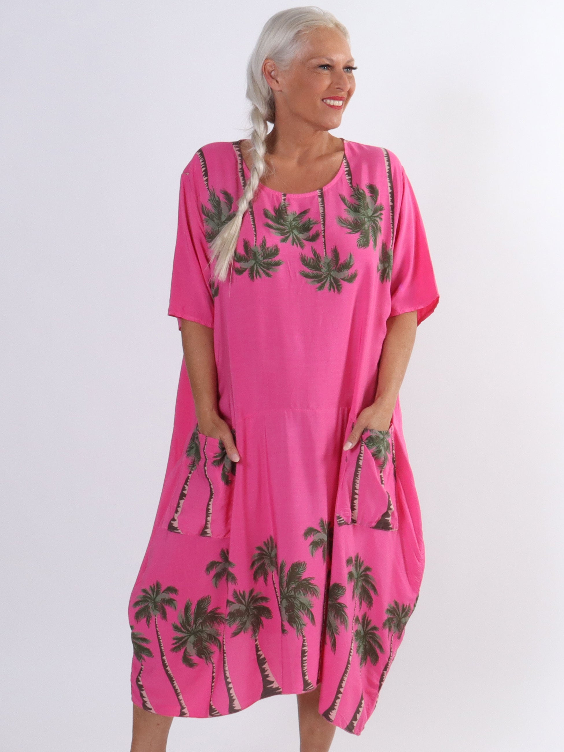 Idaline - Sød plus size kjole med palme motiver og lommer